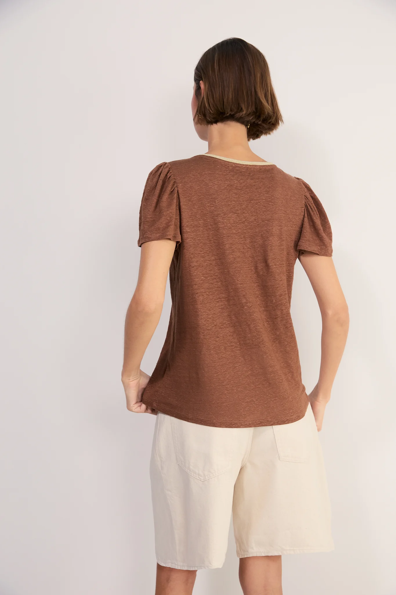 Lily Linen V-Neck Tee - Toffee - Image 4