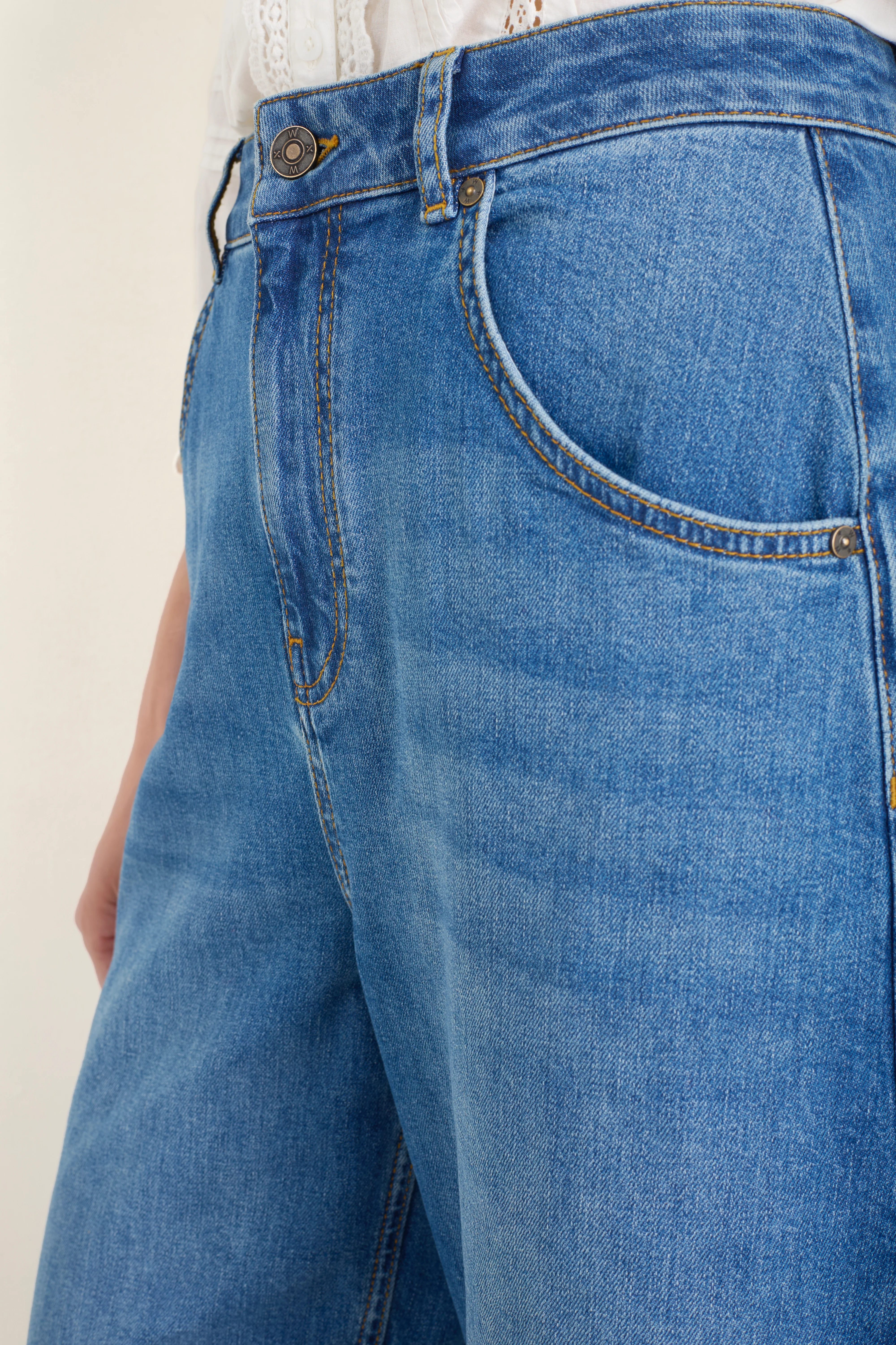 Piper Comfort Barrel Jean - Mid Wash - Image 2