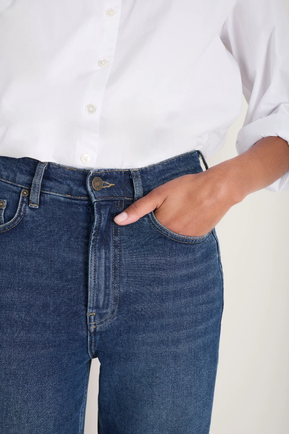 Saffie Straight Leg Jean - Mid Wash - Image 2